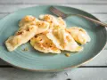 Pyszne pierogi ruskie, jak u babci, polane skwarkami. Idealne na obiad.