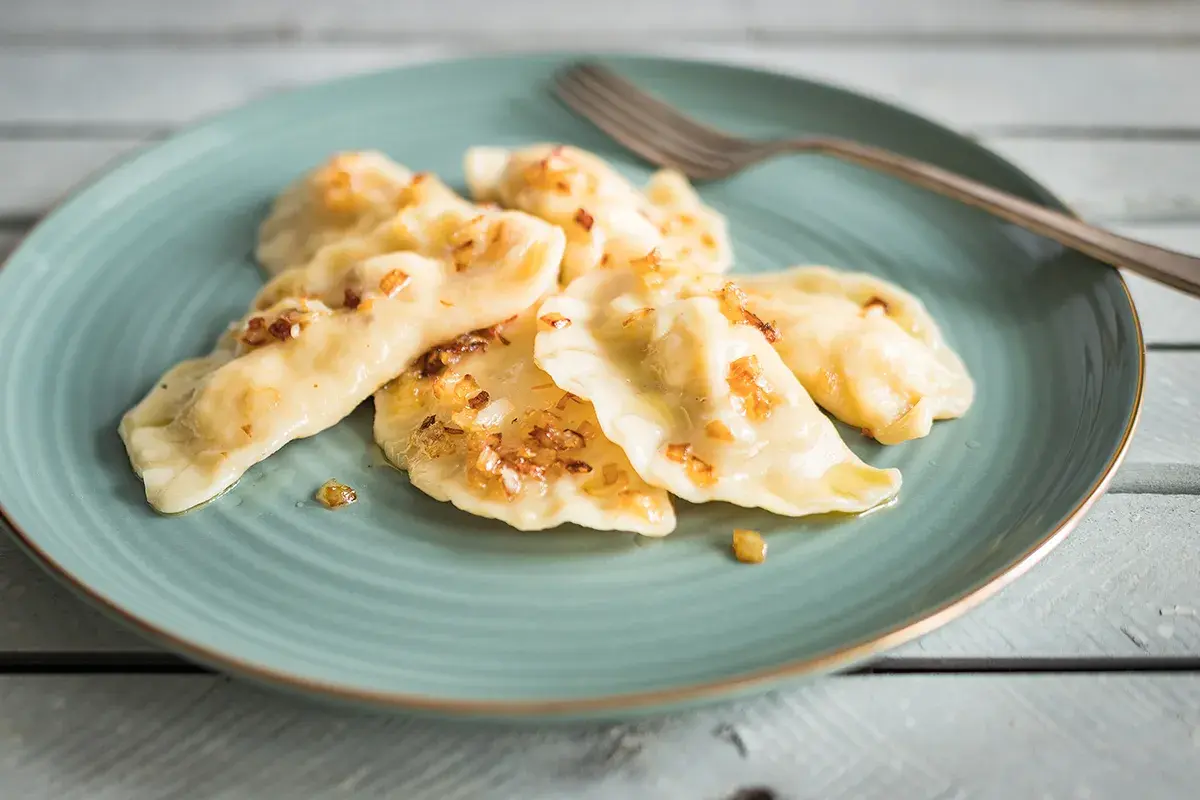Pyszne pierogi ruskie, jak u babci, polane skwarkami. Idealne na obiad.