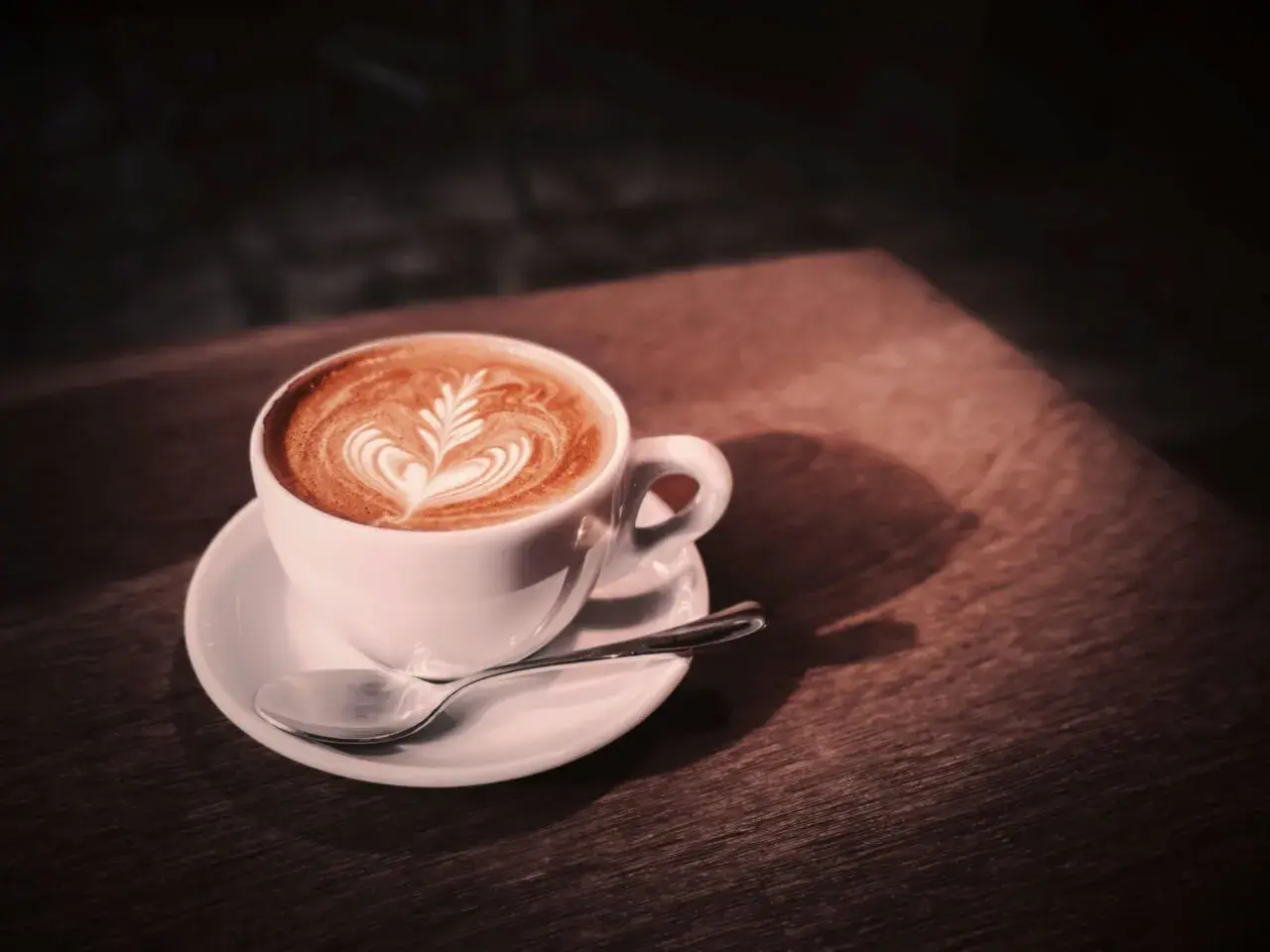 Kawa z mlekiem, latte art w filiżance, idealna na początek dnia. Zastanawiasz się nad jej kcal?