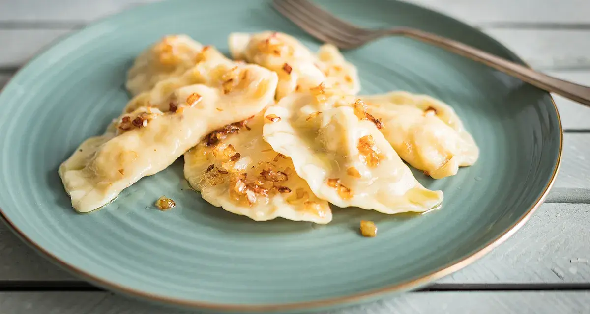 Pyszne pierogi ruskie, jak u babci, polane skwarkami. Idealne na obiad.