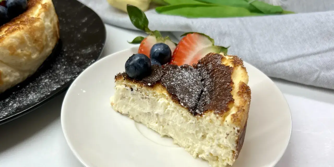 Pyszny sernik keto przepis na talerzyku, udekorowany borówkami i truskawkami. Idealny deser bez wyrzutów sumienia.