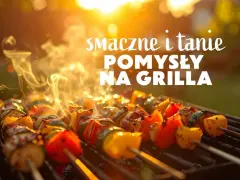 Szukasz co na grilla tanio? Aromatyczne szaszłyki z warzywami i mięsem pieką się na ruszcie w blasku zachodzącego słońca.