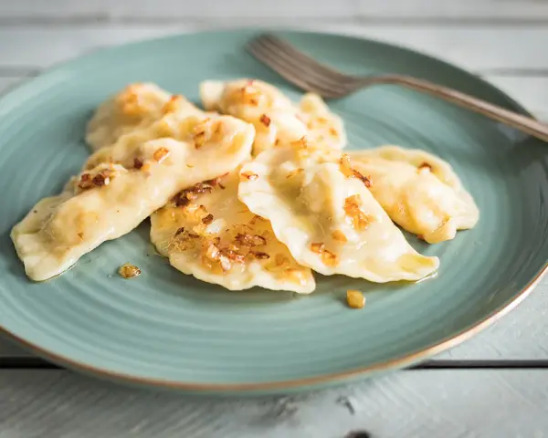 Pyszne pierogi ruskie, jak u babci, polane skwarkami. Idealne na obiad.