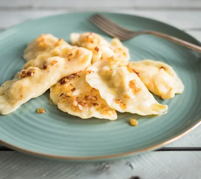 Pyszne pierogi ruskie, jak u babci, polane skwarkami. Idealne na obiad.