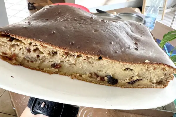 Sernik z rodzynkami i polewą czekoladową, który opadł. Zastanawiasz się, dlaczego sernik opada? Może to być wina zbyt wysokiej temperatury pieczenia.